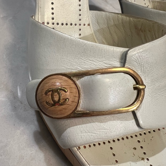 Chanel beautiful InterlockingCC Logo Sandals  size 7 in EUC with box - Picture 3 of 10
